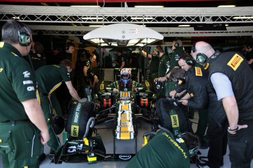 Vitaly Petrov en el box de Caterham durante los test de pretemporada en Barcelona