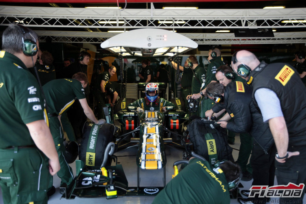 Vitaly Petrov en el box de Caterham durante los test de pretemporada en Barcelona