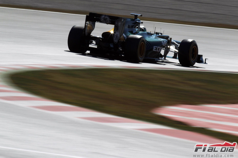 Heikki Kovalainen rueda con el Caterham CT01 en el asfalto de Montmeló