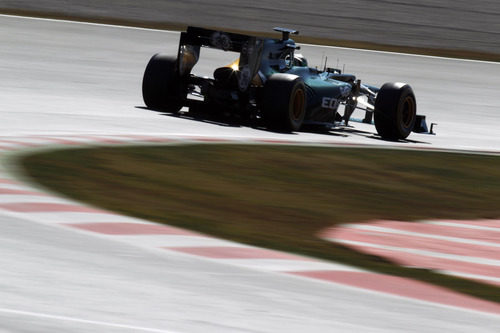 Heikki Kovalainen rueda con el Caterham CT01 en el asfalto de Montmeló