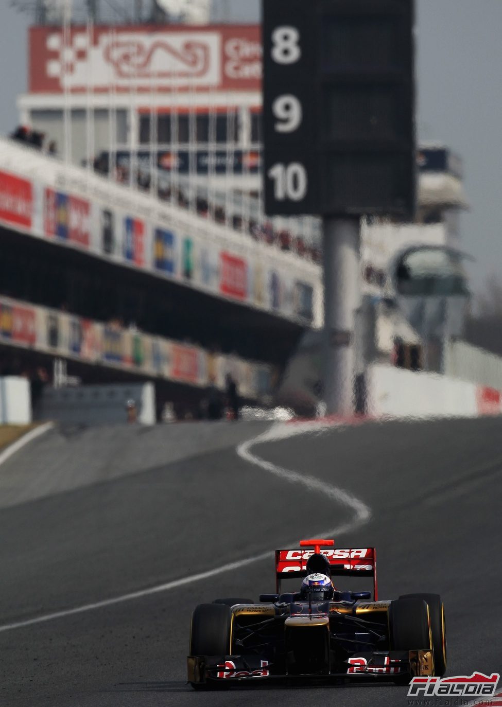 Ricciardo sale de boxes con el STR7