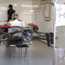 El F112 de HRT en su box de Australia