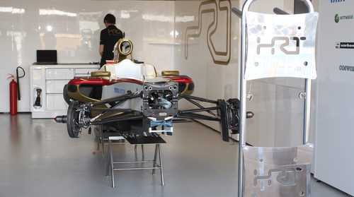 El F112 de HRT en su box de Australia