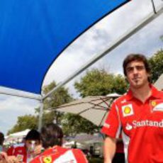 Fernando Alonso en el 'paddock' de Melbourne