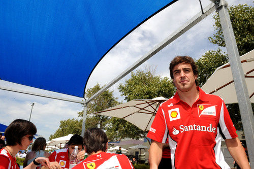 Fernando Alonso en el 'paddock' de Melbourne