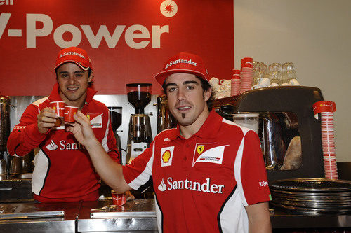 Felipe Massa y Fernando Alonso brindan en Australia