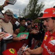 Fernando Alonso firma autógrafos en el GP de Australia 2012