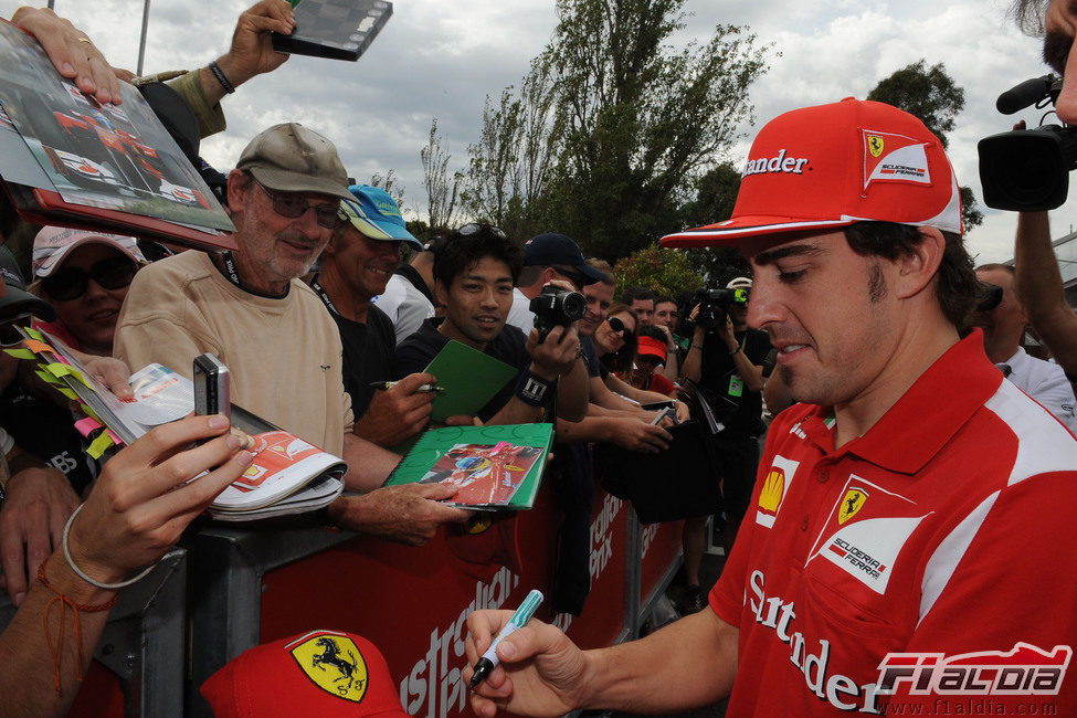 Fernando Alonso firma autógrafos en el GP de Australia 2012