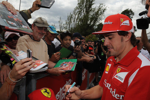 Fernando Alonso firma autógrafos en el GP de Australia 2012