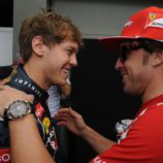 Sebastian Vettel y Fernando Alonso en el 'paddock' del GP de Australia 2012