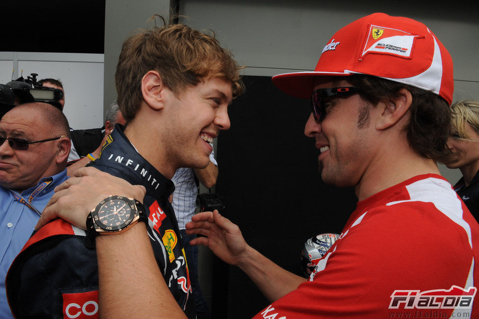 Sebastian Vettel y Fernando Alonso en el 'paddock' del GP de Australia 2012