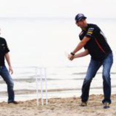 Mark Webber y Sebastian Vettel juegan al cricket en Australia