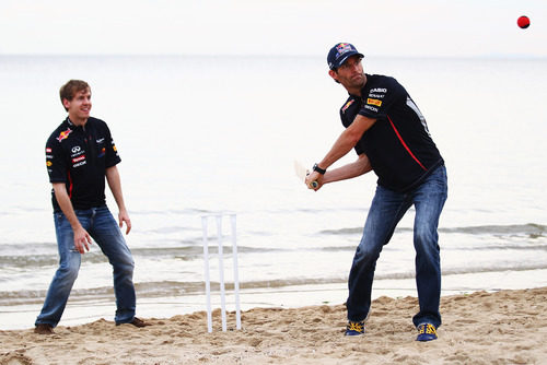 Mark Webber y Sebastian Vettel juegan al cricket en Australia