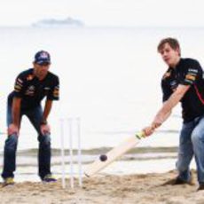Sebastian Vettel y Mark Webber juegan al cricket en Australia