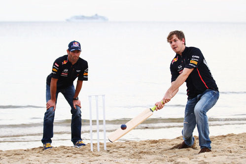 Sebastian Vettel y Mark Webber juegan al cricket en Australia