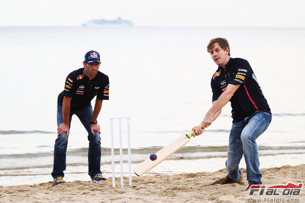 Sebastian Vettel y Mark Webber juegan al cricket en Australia
