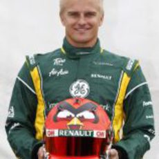 Kovalainen nos enseña su nuevo casco para 2012