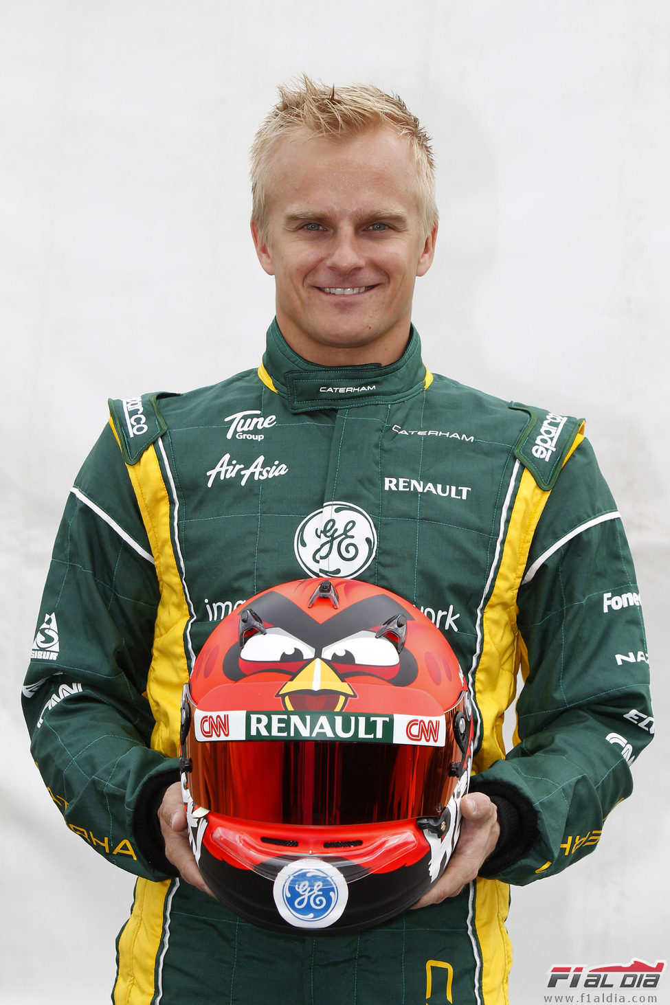 Kovalainen nos enseña su nuevo casco para 2012