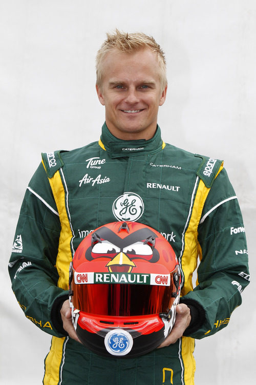 Kovalainen nos enseña su nuevo casco para 2012