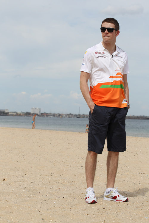 Paul di Resta en la playa de Melbourne