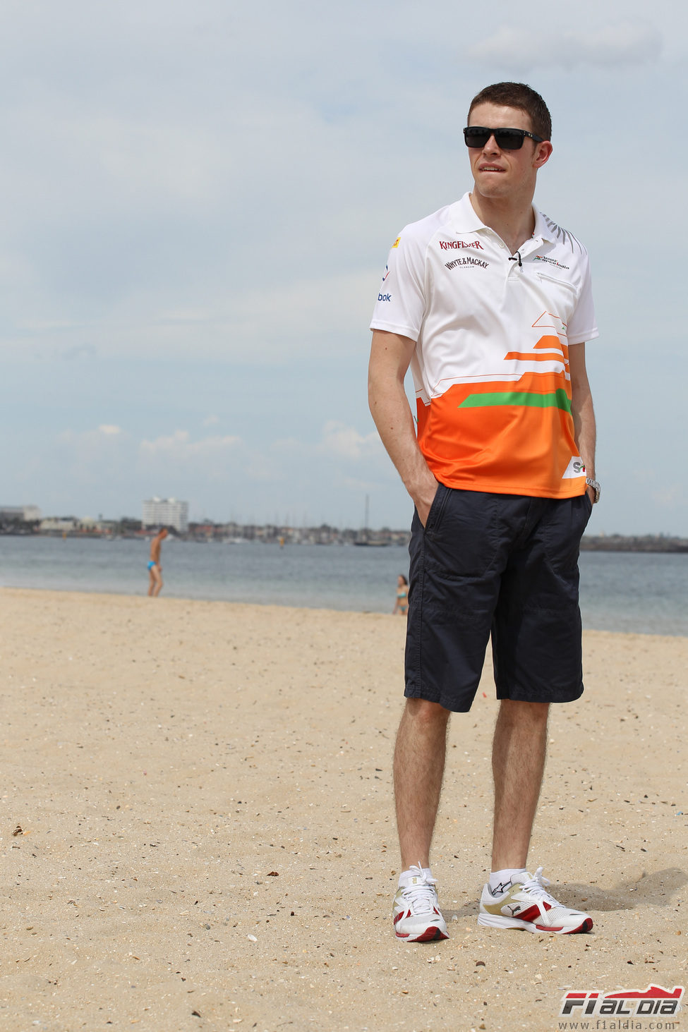 Paul di Resta en la playa de Melbourne
