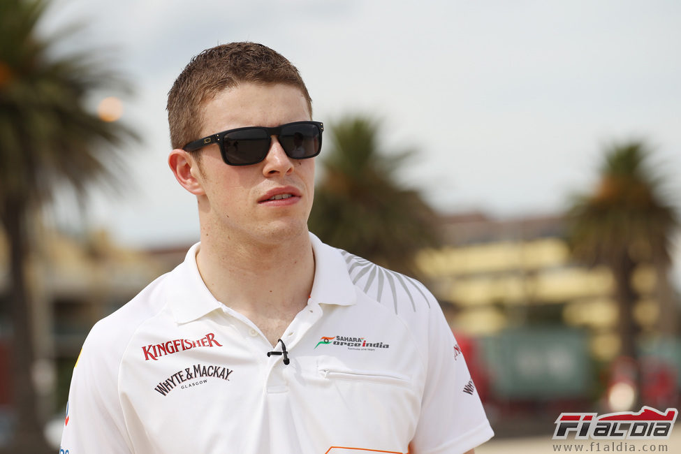 Paul di Resta con gafas de sol en la playa