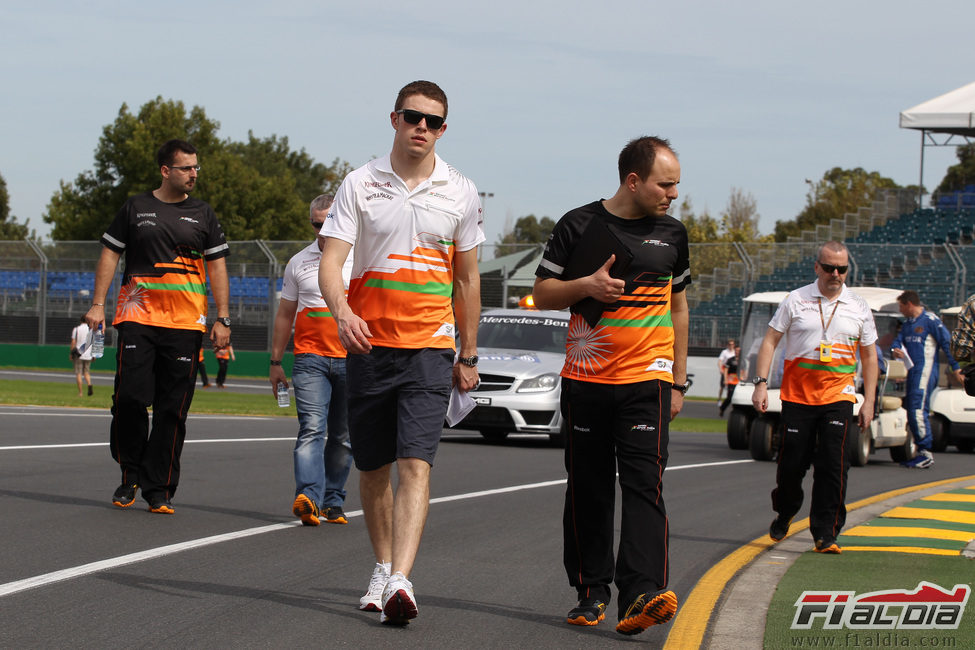 Di Resta pasea por el circuito de Albert Park