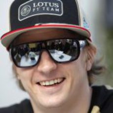 Kimi Räikkönen sonrie ante la prensa en el paddock de Melbourne