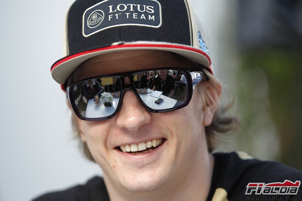 Kimi Räikkönen sonrie ante la prensa en el paddock de Melbourne