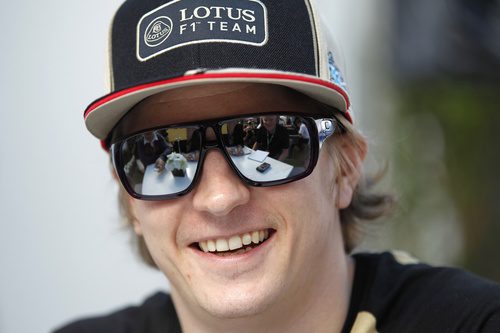 Kimi Räikkönen sonrie ante la prensa en el paddock de Melbourne