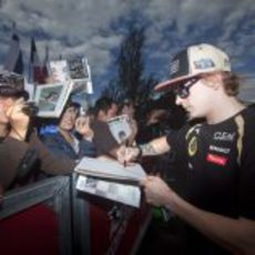 Kimi Räikkönen firma autógrafos a los aficionados