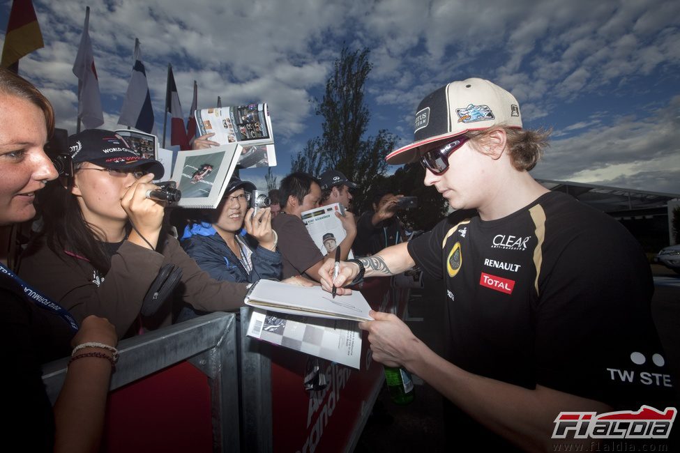 Kimi Räikkönen firma autógrafos a los aficionados