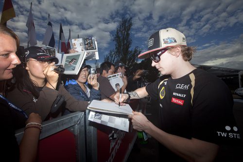 Kimi Räikkönen firma autógrafos a los aficionados