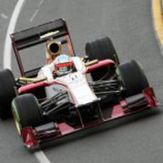 Narain Karthikeyan rueda en Australia con el F112