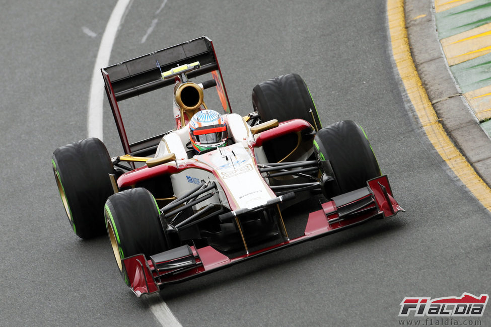 Narain Karthikeyan rueda en Australia con el F112