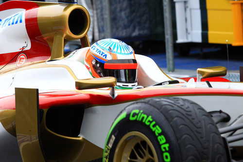 Narain Karthikeyan rueda en Australia con el F112 y neumáticos de lluvia