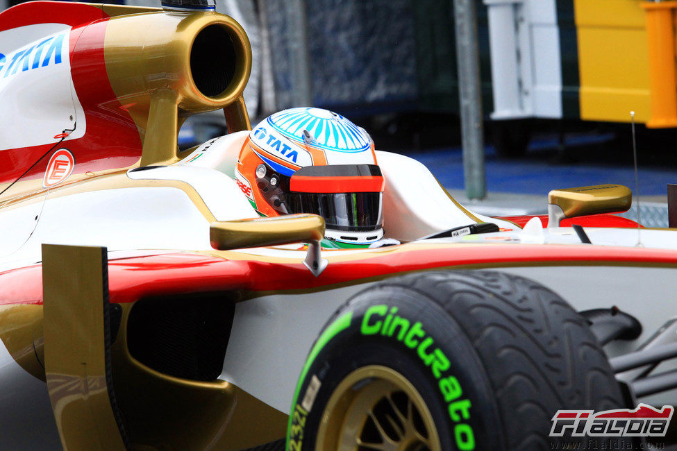 Narain Karthikeyan rueda en Australia con el F112 y neumáticos de lluvia