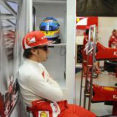 Fernando Alonso espera en el box de Ferrari