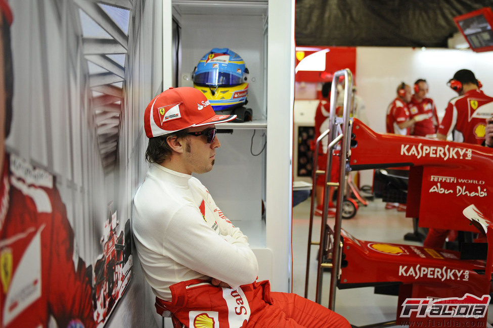 Fernando Alonso espera en el box de Ferrari