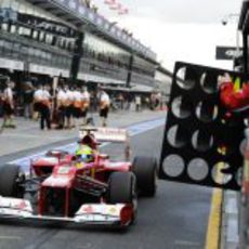 Felipe Massa sale del box para dirigirse a la pista