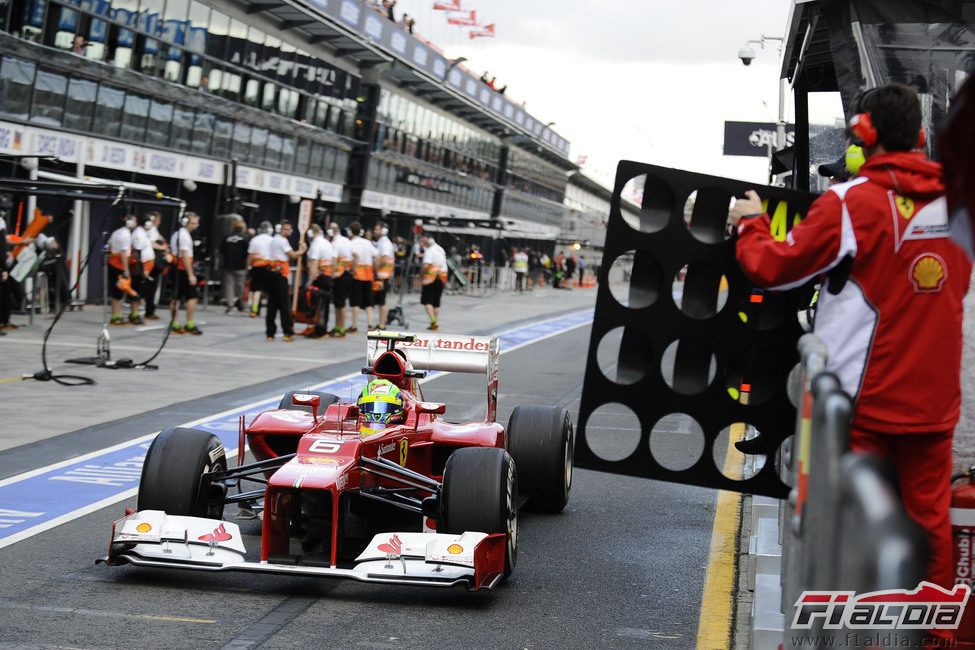 Felipe Massa sale del box para dirigirse a la pista