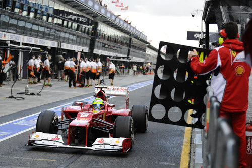 Felipe Massa sale del box para dirigirse a la pista