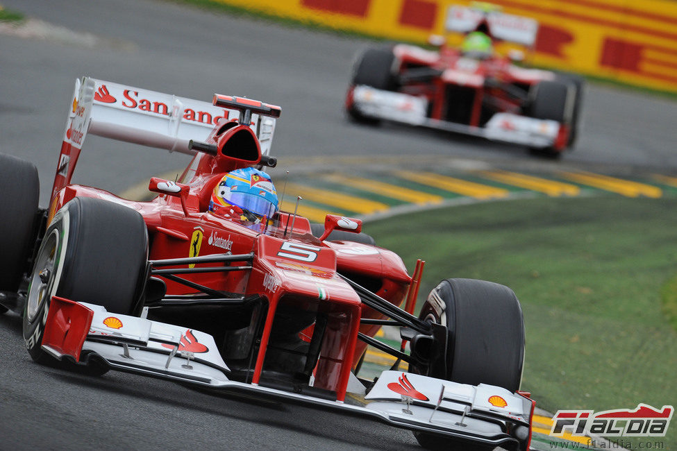 Fernando Alonso y Felipe Massa sobre el trazado de Albert Park