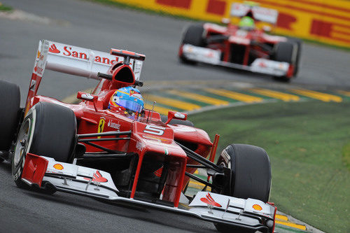 Fernando Alonso y Felipe Massa sobre el trazado de Albert Park