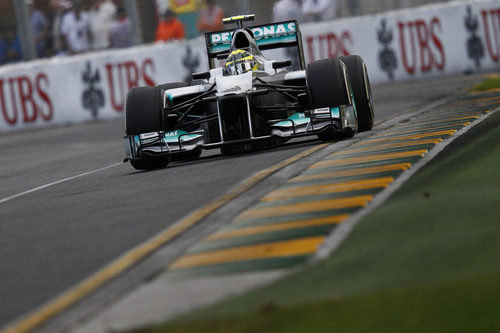 Nico Rosberg en la recta principal de Albert park durante los libres