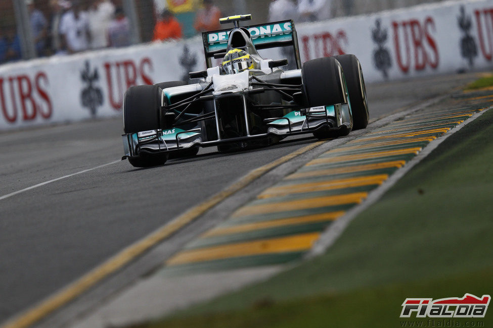 Nico Rosberg en la recta principal de Albert park durante los libres