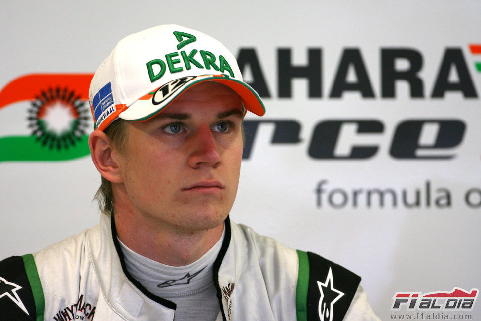 Nico Hülkenberg mirando fijamente los tiempos