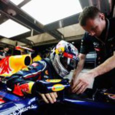 Sebastian Vettel subiendose a su RB8