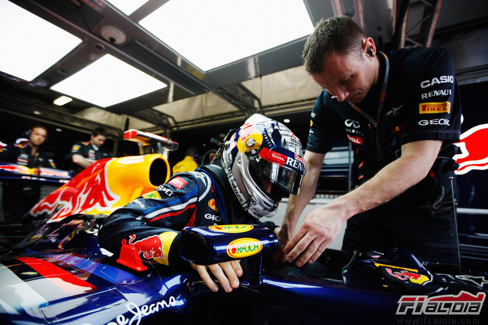 Sebastian Vettel subiendose a su RB8