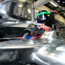 Jenson Button subiendose al MP4-27